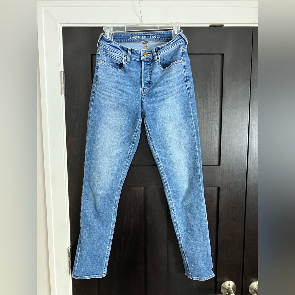 American Eagle Women’s Hi-Rise Tomgirl. 4 LONG. 4 buttons (3 hidden) no zipper.